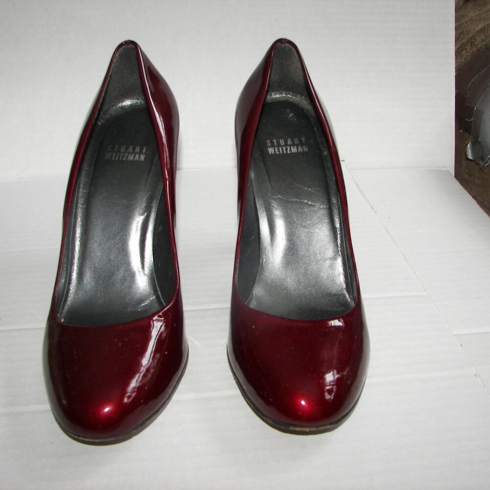 Stuart Weitzman crimson round toe patent leather pumps  US 8 1/2 M/EU39